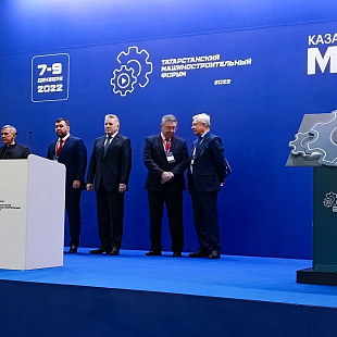 Главы Татарстана и ДНР посетили экспозицию брянских промышленников на выставке в Казани